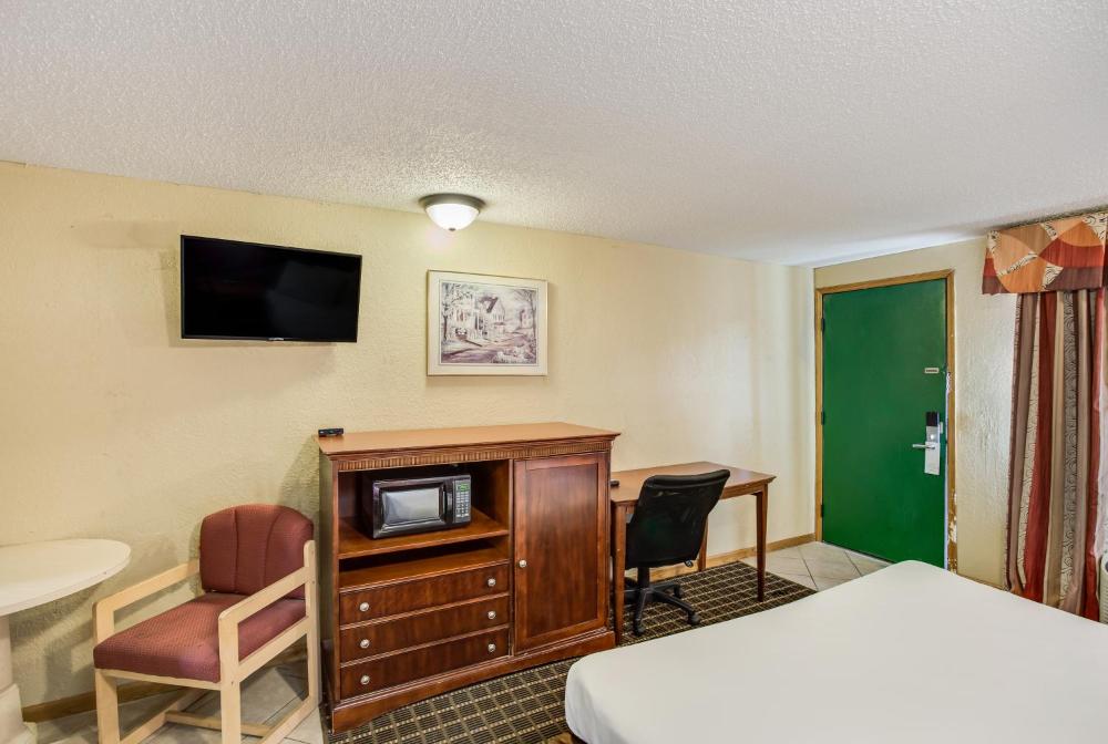 King Suite with Whirlpool - Non-Smoking interior